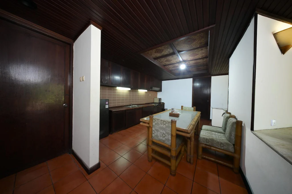 Villa kitchen & dining